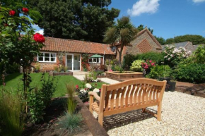 Coastal Hidden Gem - King size, ensuite room with garden